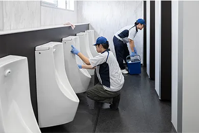 男子トイレの清掃作業の写真