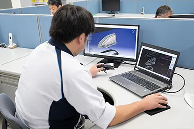 CADによる作図を行っている写真