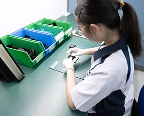部品の組立をしている写真