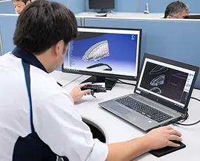 CADによる作図を行っている写真