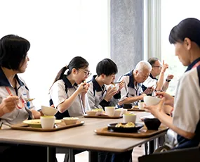 社員食堂でお昼ご飯を食べている写真
