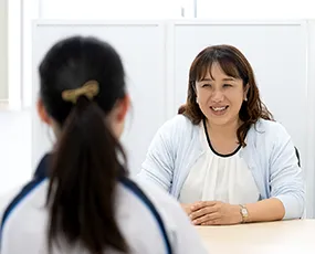 保健師と面談している写真