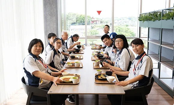 社員食堂で写お昼ご飯を食べている写真